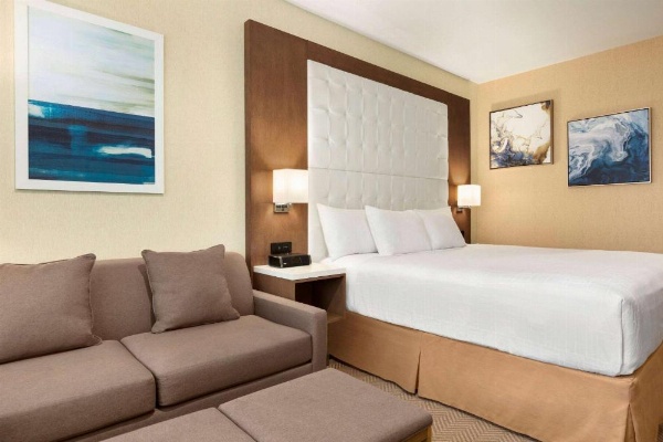Wyndham Anaheim image 8
